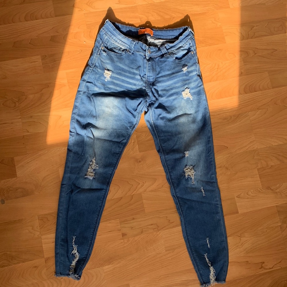 Blue jeans makes butt pop. Ripped